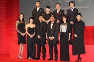 松本人志監督最新作『R100』製作報告会見に登場した(前段左から)冨永愛、寺島しのぶ、大森南朋、松本人志監督、大地真央、片桐はいり、(後段左から)渡部篤郎、渡辺直美、前田吟、松尾スズキ