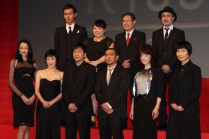 松本人志監督最新作『R100』製作報告会見に登場した(前段左から)冨永愛、寺島しのぶ、大森南朋、松本人志監督、大地真央、片桐はいり、(後段左から)渡部篤郎、渡辺直美、前田吟、松尾スズキ