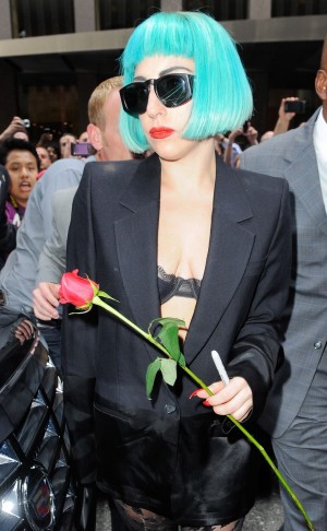 順調に回復？術後レディー・ガガ、厚底ブーツでパーティに