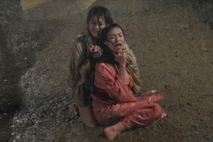 麻美ゆまと日南響子、泥レスリングで対決