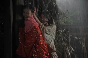 麻美ゆまと日南響子、泥レスリングで対決