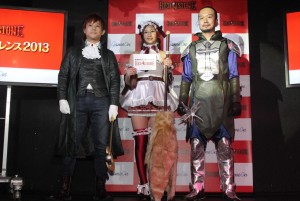 「メイド」コスプレで、『RED STONE』をPRする佐山彩香