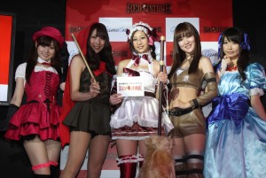 「メイド」コスプレで、『RED STONE』をPRする佐山彩香