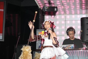 「メイド」コスプレで、『RED STONE』をPRする佐山彩香