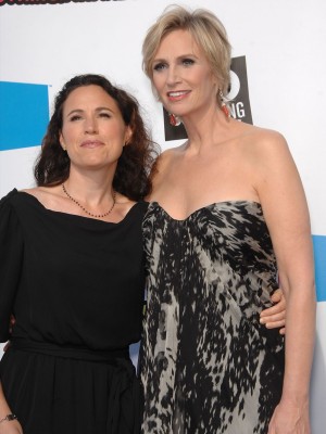 『glee／グリー』ジェーン・リンチ、同性愛婚の妻と離婚へ