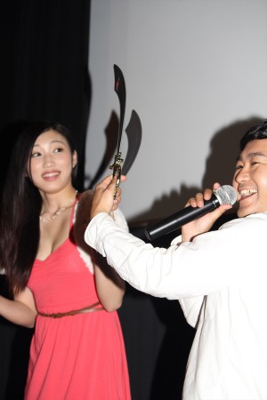 海外ドラマの発売記念イベントに登場した、小蜜(副島美咲)と小石田純一