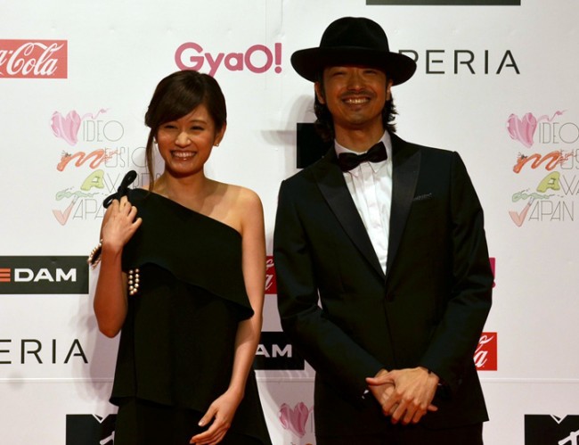 「VIDEO MUSIC AWARDS JAPAN」レッドカーペットに登場した前田敦子と金子ノブアキ