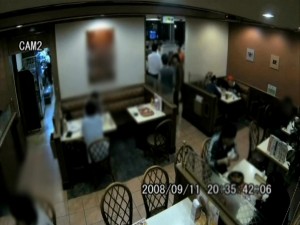 某ファミレスの防犯カメラに幽霊!?　恐ろしすぎる禁断映像を独占入手
