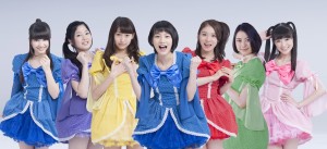 『あまちゃん』東京編を盛り上げる新たな挿入歌『暦の上ではディセンバー』を歌う「GMT47」(左から、斎藤アリーナ、蔵下穂波、大野いと、能年玲奈、松岡茉優、山下リオ、優希美青)