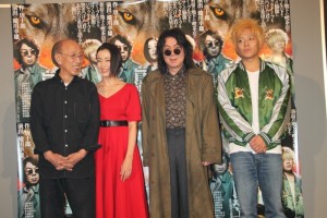 (左から)蜷川幸雄、宮沢りえ、古田新太、小出恵介、『盲導犬-澁澤龍彦「犬狼都市」より-』囲み取材にて