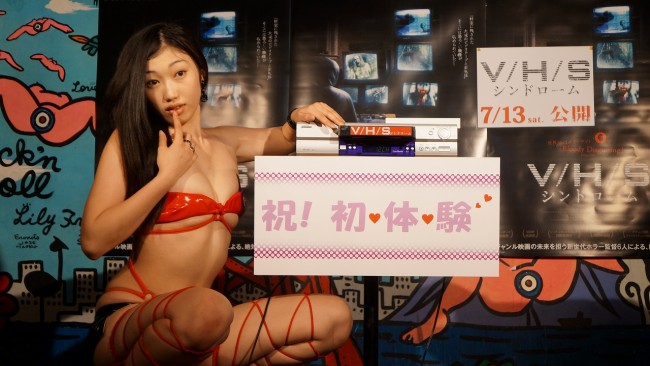 『V/H/S シンドローム』PRイベントに、セクシー衣装で登場した小蜜こと副島美咲