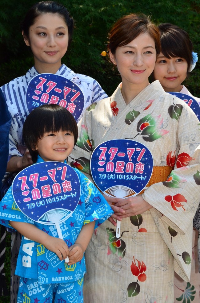 『スターマン・この星の恋』製作発表会見に登場した（左から）小池栄子、五十嵐陽向、広末涼子、有村架純
