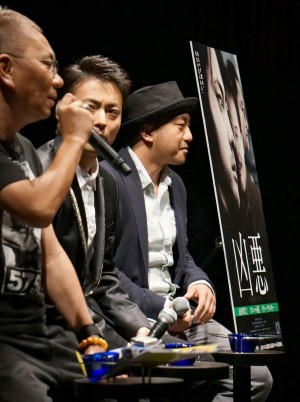 (左から)三池崇史監督、山田孝之、白石和彌監督、映画『凶悪』トークショーにて