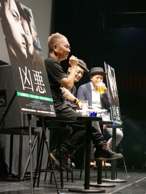 (左から)三池崇史監督、山田孝之、白石和彌監督、映画『凶悪』トークショーにて