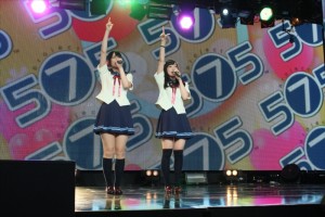 キャラクター衣装で登場した大坪由佳と大橋彩香