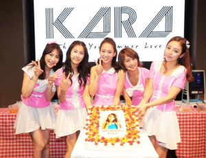 新曲『サンキュー サマーラブ』発売記念イベントを行ったKARA