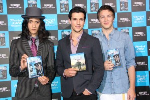 海外ドラマ『フォーリング スカイズ』で来日した、ドリュー・ロイ(中央)、コナー・ジェサップ(左)、栗原類