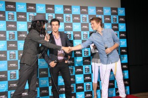 海外ドラマ『フォーリング スカイズ』で来日した、ドリュー・ロイ(中央)、コナー・ジェサップ(左)、栗原類