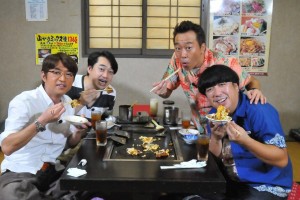これからはじまる若い女性とのホームパーティーへの期待とともにお好み焼き屋で作戦会議!