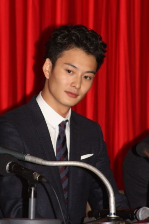 『謝罪の王様』豪華完成披露謝罪会見に出席した岡田将生