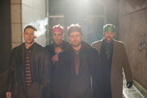 ジェームズ・マカヴォイがイカれた刑事役で新境地開拓!