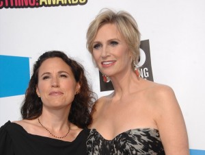  『glee』ジェーン・リンチ、同性婚の妻との離婚が泥沼化!？