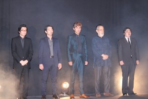 『人類資金』完成報告会見にて。左から阪本順治監督、森山未來、佐藤浩市、仲代達矢、福井晴敏