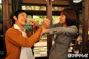 人格破綻者・古美門(堺雅人)VS真面目一本・黛(新垣結衣)