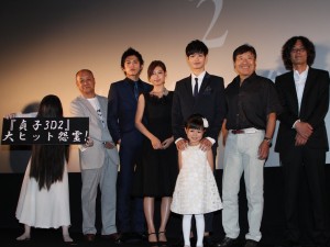 『貞子3D2』初日舞台挨拶に登場した(左から)貞子、田山涼成、山本裕典、瀧本美織、瀬戸康史、平澤宏々路、原作の鈴木光司、英勉監督