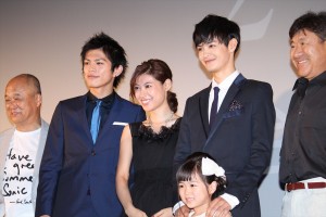 『貞子3D2』初日舞台挨拶に登場した(左から)田山涼成、山本裕典、瀧本美織、瀬戸康史、平澤宏々路、原作の鈴木光司
