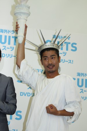 菅良太郎、海外ドラマ『SUITS/スーツ』DVDリリース記念イベントにて