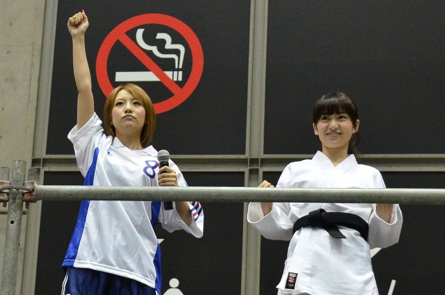 AKB48握手会で東京五輪開催決定を喜んだ高橋みなみ（左）と大島優子（右）