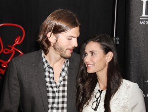機内で離婚協議!?　アシュトン・カッチャー＆デミ・ムーアが空港で2ショット