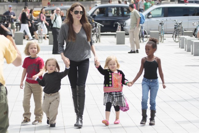 Angelina Jolie, Zahara, Shiloh, Knox Leon and Vivienne Jolie－Pitt、Jul 25, 2011