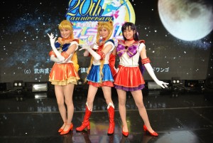セーラー戦士の衣装で、決めポーズを取る大久保聡美(セーラームーン)、七木奏音(セーラーマーズ)、坂田しおり(セーラーヴィーナス)