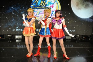 セーラー戦士の衣装で、決めポーズを取る大久保聡美(セーラームーン)、七木奏音(セーラーマーズ)、坂田しおり(セーラーヴィーナス)