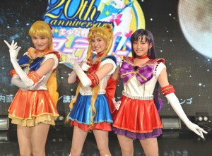 セーラー戦士の衣装で、決めポーズを取る大久保聡美(セーラームーン)、七木奏音(セーラーマーズ)、坂田しおり(セーラーヴィーナス)
