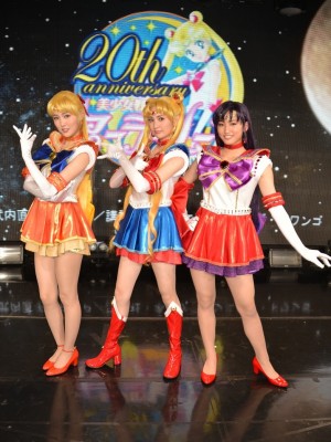 セーラー戦士の衣装で、決めポーズを取る大久保聡美(セーラームーン)、七木奏音(セーラーマーズ)、坂田しおり(セーラーヴィーナス)