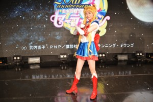 セーラームーンの決めポーズを取る大久保聡美