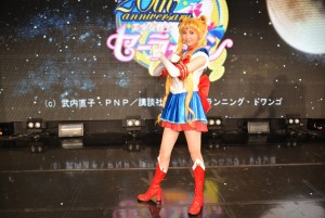 セーラームーンの決めポーズを取る大久保聡美