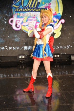 セーラームーンの決めポーズを取る大久保聡美