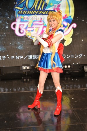 セーラームーンの決めポーズを取る大久保聡美