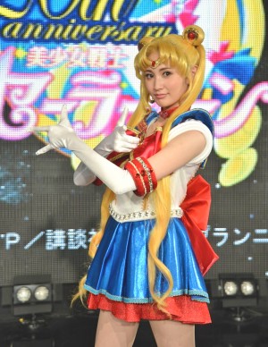セーラームーンの決めポーズを取る大久保聡美