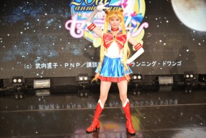 セーラームーンの決めポーズを取る大久保聡美