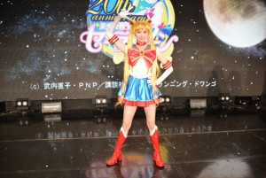 セーラームーンの決めポーズを取る大久保聡美