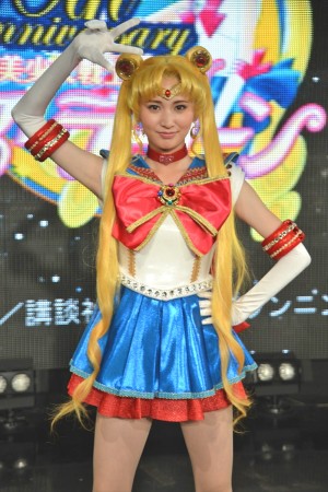 セーラームーンの決めポーズを取る大久保聡美