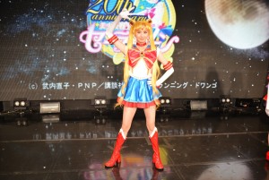 セーラームーンの決めポーズを取る大久保聡美