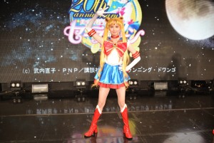 セーラームーンの決めポーズを取る大久保聡美