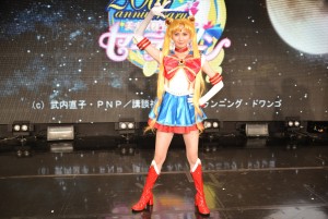 セーラームーンの決めポーズを取る大久保聡美