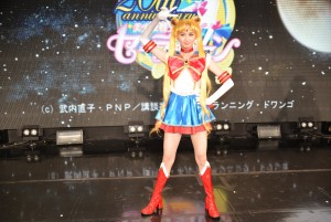 セーラームーンの決めポーズを取る大久保聡美